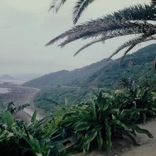 海岸には鬼の洗濯岩が続いています