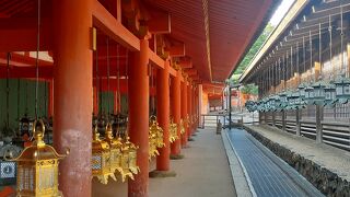 鮮やかな朱色の回廊