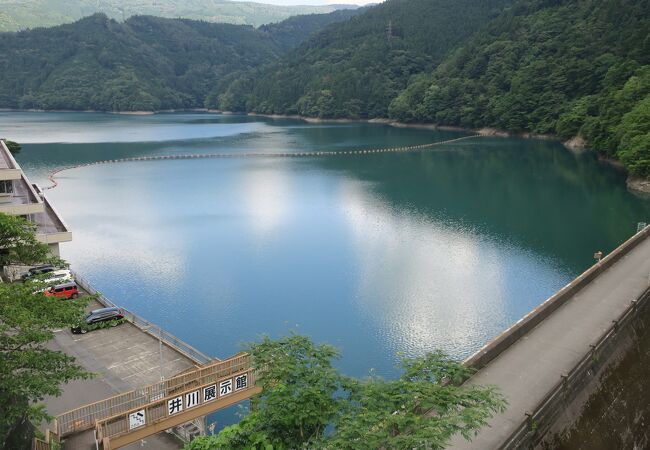 「オクシズ」にあるダム。ダム湖の眺めがよい。