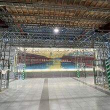 厳島神社の絵が描かれている、改修中の空港ビル