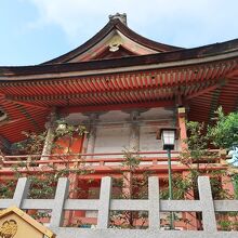 円柱にはおめでたい文様が描かれている