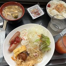 無料朝食なら十分な感じ。パンもあるよ！