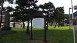 護国神社坂を下っていく途中にありました。