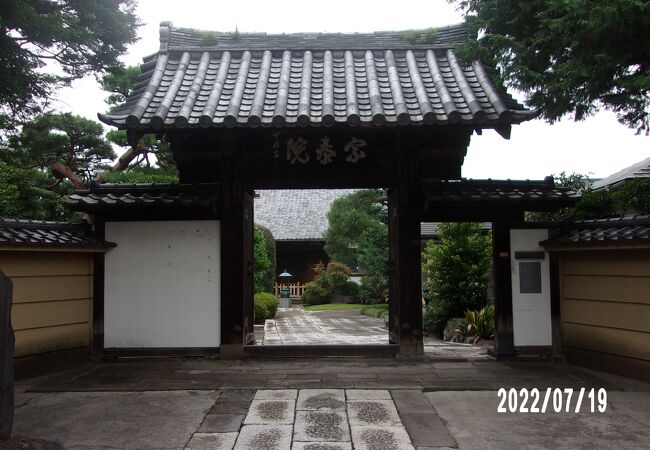 山門や本堂が今も江戸時代の姿を見せています。