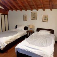 絵画、照明、家具、テーブル、時計など落ち着きます。