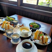 窓からぶどう畑、遠くに山並みが見えます。気持ちいい朝食タイム