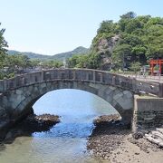 江戸末期に藩主の命によって架けられたアーチ形の石橋