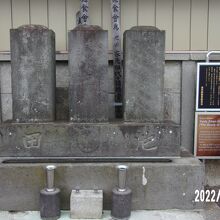 今の墓石でしょうか。江戸時代と同じなのでしょうか。