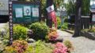 細い参道の奥に本堂がある