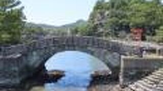 江戸末期に藩主の命によって架けられたアーチ形の石橋
