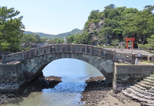 江戸末期に藩主の命によって架けられたアーチ形の石橋