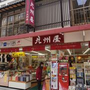 表参道商店街に入ってすぐのお土産物屋さん