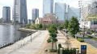 横浜ワールドポーターズ前の運河沿いに整備されている公園