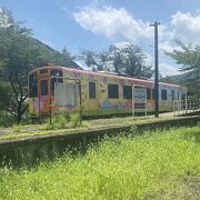 朽ちた保存客車のある谷汲口駅