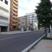函館山ロープウェイの山麓駅の辺りから、函館元町郵便局の方に下る坂道です。
