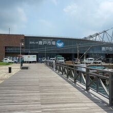 唐戸に到着、まっすぐ「唐戸市場」へ向かいました