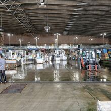 時間は11時半前、卸売り場も間延びした雰囲気です