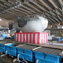 ふくの像もマスク装着中