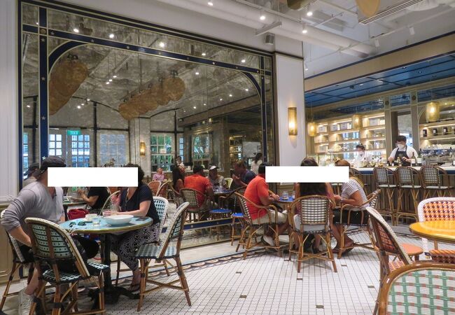 全面的なリノベが終わったラッフルズ・ホテル内に新しく出来たお洒落カフェ