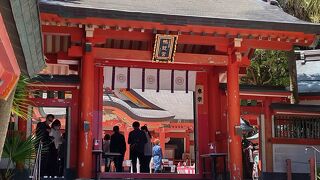 海に囲まれた素敵な神社