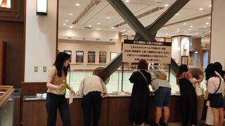 感染予防には気を使っているようでしたが、観劇マナー違反の観客には全く注意をしないという状況でした。