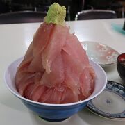 鶴亀屋食堂でデカ盛りマグロ丼