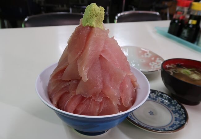 鶴亀屋食堂でデカ盛りマグロ丼