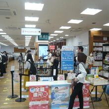 ジュンク堂書店池袋本店の売り場です。大規模書店に成長しました