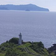 灯台と島前の島影