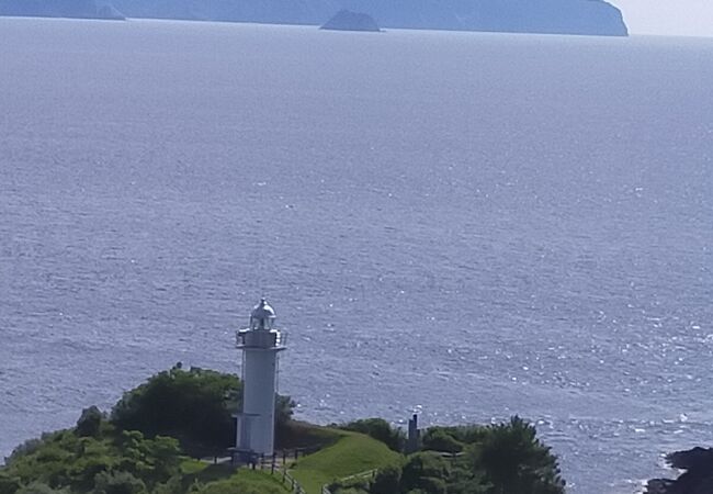 灯台と島前の島影