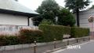 かつての豪農の屋敷のような建物が迎えてくれます。