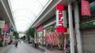 道幅は広いが寂しい感じ