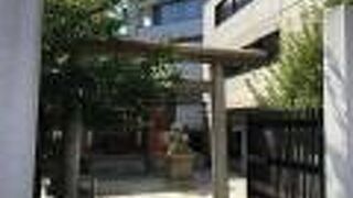 駒込駅の目の前にある神社