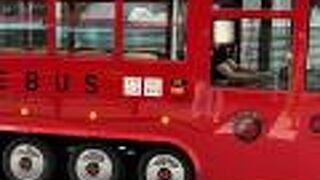 池袋の街で 目立っている 赤い IKEBUS 