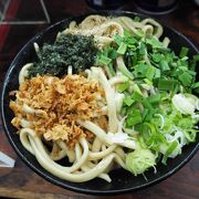 冷えた麺をもちあげるのは