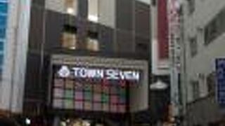 地元の商店と西友が一緒になったショッピングモールです。