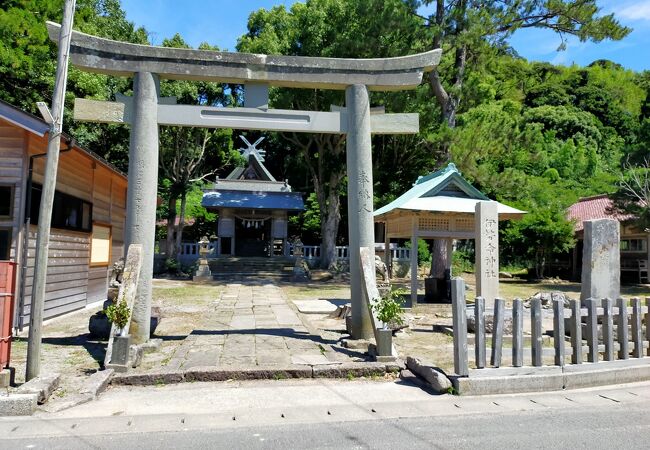ロ一ソク岩近くの神社