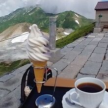 テラスでコーヒーとソフトクリームをいただきました。