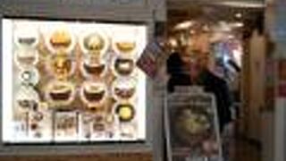 カウンター席だけです