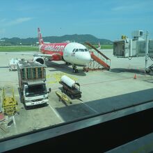 ペナン国際空港から見た復路のA320-200型機。