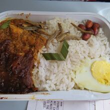 予約して行った復路の機内食のナシ・ルマはいま一つ…。