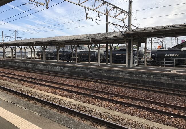 関西本線富田駅：三岐鉄道三岐線の貨物線が乗り入れ