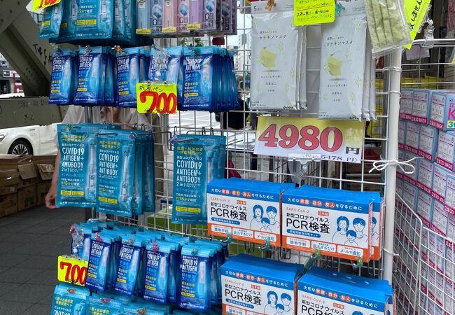 浅草橋駅東口近くの高架下の間借りの雑貨店ではCOVID-19抗原検査キットが大量に売られています。