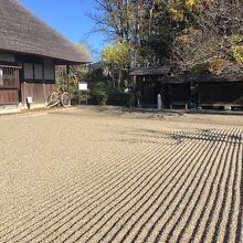 茅葺き屋根の住宅