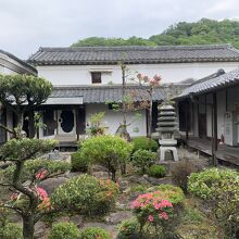 蔵も多く、中庭を取り囲んでいます。
