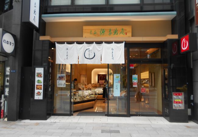 銀座中央通り沿いの和菓子店