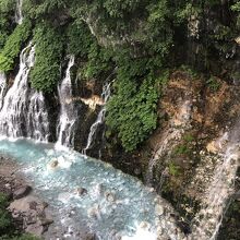 伏流水が流れ落ちる。