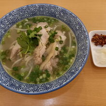 鶏肉のフォーが880円