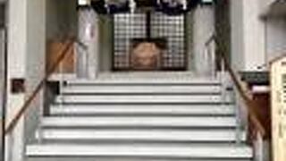 商店街の中の神社