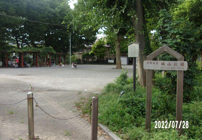 東京府立産業試験場の跡地の碑がたてられています。